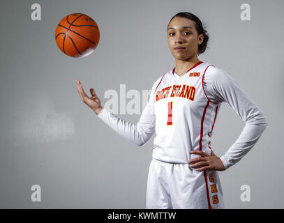 Davenport, Iowa, USA. 13 Mär, 2017. Mädchen Basketball u-Kapitän Brea Beal von Rock Island posiert für ein Foto im Viererkabel - mal Studio in Davenport am Montag, 13. März 2017. Credit: Andy Abeyta/Viererkabel - Zeiten/ZUMA Draht/Alamy leben Nachrichten Stockfoto