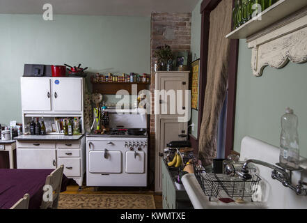 Davenport, Iowa, USA. 5 Apr, 2017. Die Küche befindet sich auf der Kuehl Familie Haus in Davenport am Mittwoch gesehen, 5. April 2017. Die Familie hat die letzten zwei Jahre lang an verschiedenen Projekten rund um das Haus und ein Gleichgewicht zwischen täglichen privaten und beruflichen Leben. Credit: Andy Abeyta, Viererkabel - Zeiten/Viererkabel - Zeiten/ZUMA Draht/Alamy leben Nachrichten Stockfoto