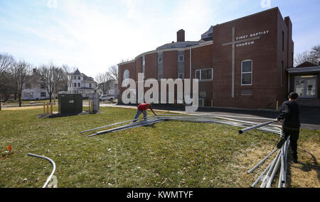 Davenport, Iowa, USA. 20 Mär, 2017. Ivan Cardona von Smittys Rasenpflege und Schneeräumen, Links, und Sohn Isiah, 15, Stack aus Metall Rahmen für ein Gewächshaus in der ersten Baptist-Kirche in Davenport am Montag, den 20. März 2017 installiert werden. Durch eine Partnerschaft mit dem USDA, First Baptist Church hat Geld erhielt ein Gewächshaus als Ergänzung zu Ihrer bestehenden gemeinschaftlichen Garten zu bauen. Das Projekt wird in Zusammenarbeit mit dem Menschen, Nachbarn und Kirchen (S. U.N.C.H.) Programm, eine Koalition der Kirchen auf dem Hügel zusammen arbeitet, ihre Gemeinschaft zu verbessern. (Bild: © Andy Stockfoto