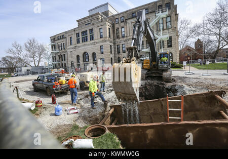 Rock Island, Iowa, USA. 12 Apr, 2017. Die Arbeiter der Rock Island County Courthouse füllen Sie ein Loch mit Kies beim Arbeiten auf Dienstprogramme auf Mittwoch, 12. April 2017. Credit: Andy Abeyta, Viererkabel - Zeiten/Viererkabel - Zeiten/ZUMA Draht/Alamy leben Nachrichten Stockfoto