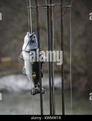 Camanche, Iowa, USA. 29 Mär, 2017. Ein Fischen lure inspiriert Bird Feeder in Rock Creek Marina und Campingplatz in Camanche am Mittwoch, 29. März 2017 zu sehen ist. Clinton County Erhaltung vor kurzem erwarb zwei 29-Fuß-Kevlar Kanus, die der Öffentlichkeit für Vermietungen in diesem Frühjahr erhältlich sein wird. Die Kanus kam von der Vancouver, British Columbia in Kanada und kann bis zu 14 Passagiere. Credit: Andy Abeyta, Viererkabel - Zeiten/Viererkabel - Zeiten/ZUMA Draht/Alamy leben Nachrichten Stockfoto