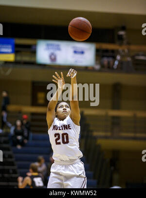 Rock Island, Iowa, USA. 27 Mär, 2017. Moline Crystal Rios (20) schießt während der drei-punkt Konkurrenz bei den Mädchen Iowa-Illinois Senior All-Star Game am Augustana College in Rock Island am Montag, 27. März 2017. Credit: Andy Abeyta/Viererkabel - Zeiten/ZUMA Draht/Alamy leben Nachrichten Stockfoto