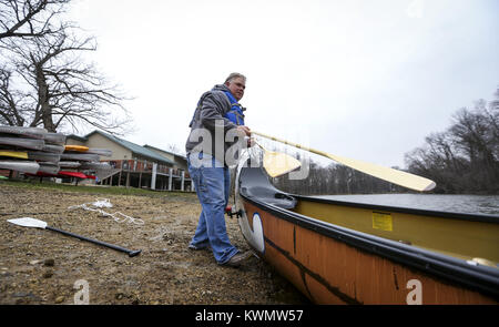 Camanche, Iowa, USA. 29 Mär, 2017. Ausbildung Koordinator Mark Roberts wirft ein Ruder in ein Kanu während der Vorbereitung der Bootsanhänger nach einem Probelauf auf dem Schricker Slough in Rock Creek Marina und Campingplatz in Camanche am Mittwoch, 29. März 2017. Clinton County Erhaltung vor kurzem erwarb zwei 29-Fuß-Kevlar Kanus, die der Öffentlichkeit für Vermietungen in diesem Frühjahr erhältlich sein wird. Die Kanus kam von der Vancouver, British Columbia in Kanada und kann bis zu 14 Passagiere. Credit: Andy Abeyta, Viererkabel - Zeiten/Viererkabel - Zeiten/ZUMA Draht/Alamy leben Nachrichten Stockfoto