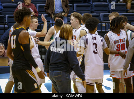 Rock Island, Iowa, USA. 27 Mär, 2017. Illinois Spieler feiern einen nach dem jungen Iowa-Illinois Senior All-Star Game am Augustana College in Rock Island am Montag, 27. März 2017 zu gewinnen. Credit: Andy Abeyta/Viererkabel - Zeiten/ZUMA Draht/Alamy leben Nachrichten Stockfoto