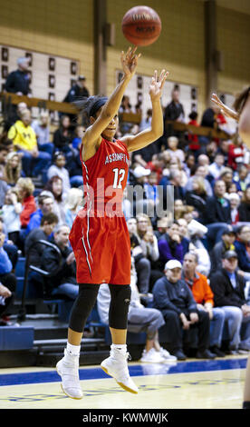 Rock Island, Iowa, USA. 27 Mär, 2017. Die Vermutung von Jasmin Harris (12) schießt für drei im dritten Quartal die Mädchen Iowa-Illinois Senior All-Star Game am Augustana College in Rock Island am Montag, 27. März 2017. Credit: Andy Abeyta/Viererkabel - Zeiten/ZUMA Draht/Alamy leben Nachrichten Stockfoto