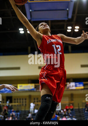 Rock Island, Iowa, USA. 27 Mär, 2017. Die Vermutung von Jasmin Harris (12) schießt im vierten Quartal die Mädchen Iowa-Illinois Senior All-Star Game am Augustana College in Rock Island am Montag, 27. März 2017. Credit: Andy Abeyta/Viererkabel - Zeiten/ZUMA Draht/Alamy leben Nachrichten Stockfoto