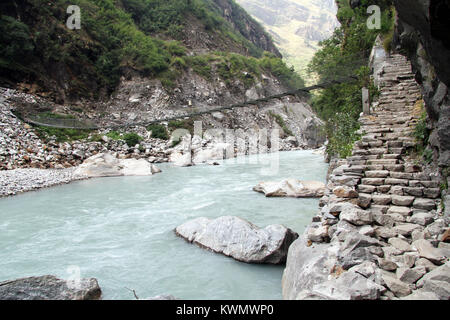 Schritte auf dem Wanderweg und die Hängebrücke in Nepal