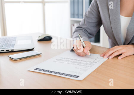 Nahaufnahme des Business woman beschlossen von der Gesellschaft zurückgezogen und Schreiben von persönlichen Rücktritt Schreiben, planen in Zukunft Anwendung verlassen. Stockfoto