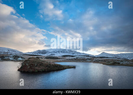 Winterlandschaft Bild von Llyn y Dywarchen in Snowdonia National Park Stockfoto