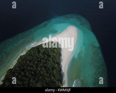 Ein Blick aus der Vogelperspektive auf eine Insel im unbewohnten Baa Atoll auf den Malediven Stockfoto