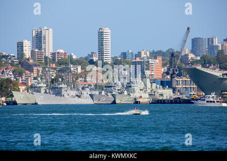 Verschiedene Verteidigungsschiffe der Royal Australian Navy auf Garden Island, darunter HMAS Anzac, HMAS Melbourne (FFG 05), Sydney, New South Wales, Australien Stockfoto