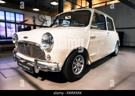 München, Deutschland - 7. Dezember 2017: Retro auto Austin Mini Cooper bei einer Garage Stockfoto