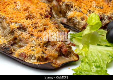 Auberginen gefüllt mit Fleisch und Parmesan Käse im Ofen gebacken Stockfoto