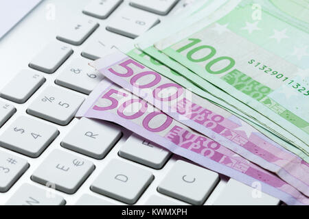 500 und 200 Euro Scheine auf einem Laptop Tastatur Stockfoto