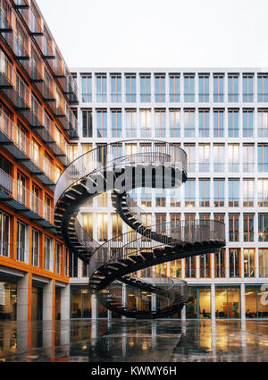 München, Deutschland - 8. Dezember 2017: endlose Treppe Rewriting in KPMG-Gebäude in München entworfen von Olafur Eliasson Stockfoto