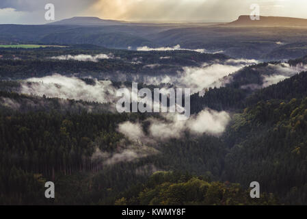 Sonnenuntergang über Böhmische Schweiz oder Tschechien Schweiz im Elbsandsteingebirge, Tschechische Republik. Blick vom Aussichtspunkt neben Pravcice Gate Stockfoto