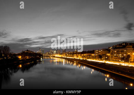 Waterfront Stadtbild bei Nacht mit Beleuchtung von Hochhäusern und einer Straße, die auf die CBD mit Wolkenkratzern hinter in der ruhigen w wider Stockfoto