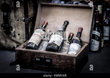 In der Nähe von verschiedenen bezeichneten Flaschen Wein in einem offenen vintage Holzkiste im Untergeschoss für alternde gehalten Stockfoto