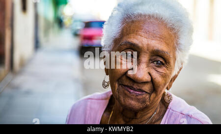 Nahaufnahme Porträt einer älteren Frau mit einem nachdenklichen und heiteren Gesichtsausdruck denken von Erinnerungen mit Nostalgie Stockfoto