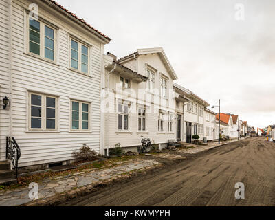 KRISTIANSAND, Norwegen - 8. November 2017: Street View in Posebyen, die Altstadt in Kristiansand, mit historischen alten Holzhäusern. Bauarbeiten an der Straße. Stockfoto