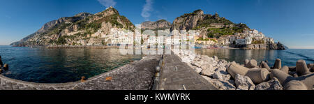 Panoramablick auf den Steg und Meer Abwehr mit den Klippen Stadt Amalfi im Hintergrund. Italien. Stockfoto