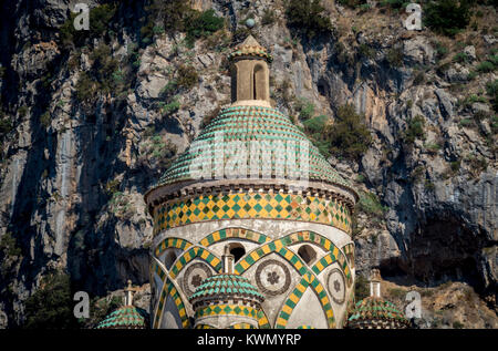 Glockenturm der Kathedrale von Amalfi, mit steilen Klippen im Hintergrund. Italien. Stockfoto