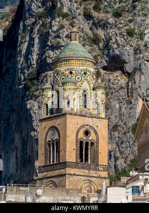 Glockenturm der Kathedrale von Amalfi, mit steilen Klippen im Hintergrund. Italien. Stockfoto