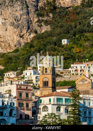 Glockenturm der Kathedrale von Amalfi, mit steilen Klippen im Hintergrund. Italien. Stockfoto