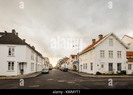 KRISTIANSAND, Norwegen - 8. November 2017: Street View in Posebyen, die Altstadt in Kristiansand, mit historischen Gebäuden und Autos. Die skippergata erfüllt die Holbergs Gate. Stockfoto