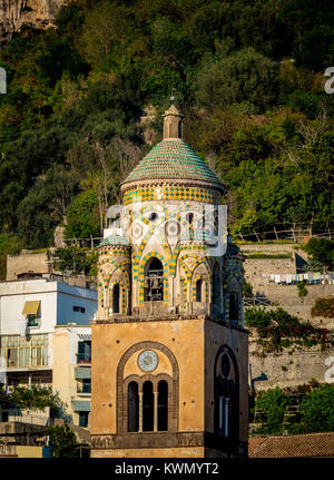 Glockenturm der Kathedrale von Amalfi, mit steilen Klippen im Hintergrund. Italien. Stockfoto