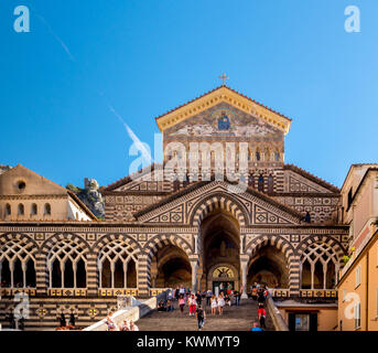 Stufen zum Eingang der Dom von Amalfi entfernt. Ein Reiseziel in Amalfi an der südwestlichen Küste von Italien. Stockfoto