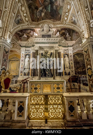 La Cripta. Die Krypta unter dem Dom. Die monumentalen Komplex des hl. Andreas in Amalfi, Italien. Stockfoto