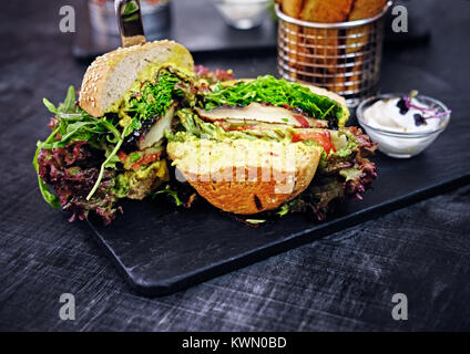 Vegan Pilz Burger mit Salat Stockfoto