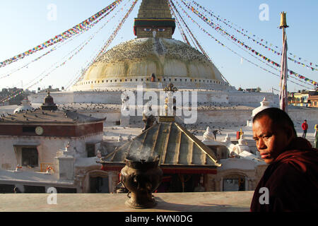 KATHMANDU, Nepal - ca. November 2013 Mönch in der Nähe von Stupas Bodnath am Morgen Stockfoto