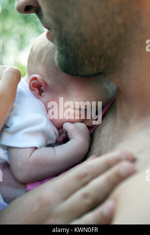 Junger Mann mit Baby Stockfoto