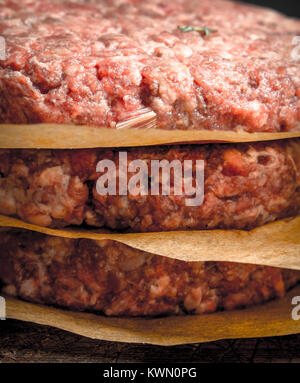 Raw-Burger aus Schweine- und Rindfleisch auf Papier. Stockfoto