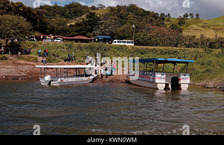 Boote übersetzende Passagiere von La Fortuna landen in Monteverde, über den See Arenal, Costa Rica Stockfoto