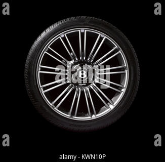 Ein Bentley Auto Rad auf schwarzem Hintergrund Stockfoto