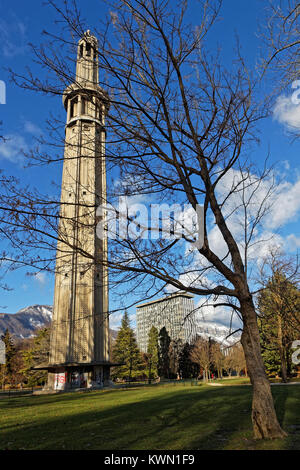 GRENOBLE, Frankreich, 28. Dezember 2017: Paul Mistral Park und Perret Tower. Grenoble bereitet zum Gedenken an 50 Jahre Winter-olympischen Spiele, nahm Stockfoto