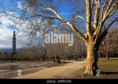 GRENOBLE, Frankreich, 28. Dezember 2017: Paul Mistral Park und Perret Tower. Grenoble bereitet zum Gedenken an 50 Jahre Winter-olympischen Spiele, nahm Stockfoto