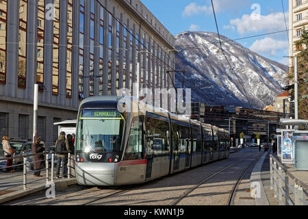 GRENOBLE, Frankreich, 28. Dezember 2017: Straßenbahn und die Berge. Grenoble bereitet vor 50 Jahren der Winter-olympischen Spiele, die im nahm Gedenken Stockfoto