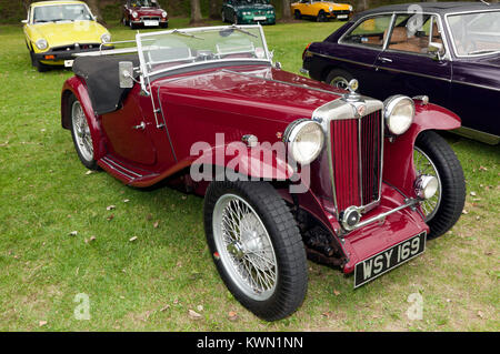 Ein rotes 1948 MG TC auf statische Anzeige am MG Owners Club Zone der Silverstone Classic 2017 Stockfoto