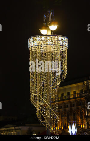Weihnachten und Neujahr beleuchteten Dekorationen auf den Straßen der Stadt Stockfoto