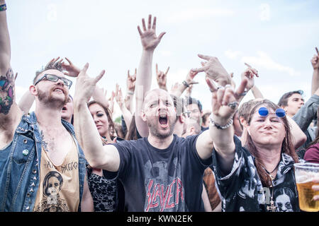 Enthusiastisch und energiegeladene Musik Fans bei einem Konzert mit der englischen Rockband Turbowolf am Barclaycard britischen Sommer Festival 2014 am Hyde Park, London verrückt. De 04.07.2014. Stockfoto