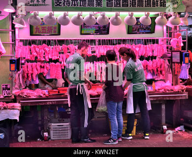 Metzger in Wet Market Stall, Tuen Mun, New Territories, Hong Kong. Stockfoto