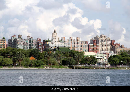 Statue und Gebäude auf der Bank von Lotus Teich in Kaohsiung, Taiwan Stockfoto