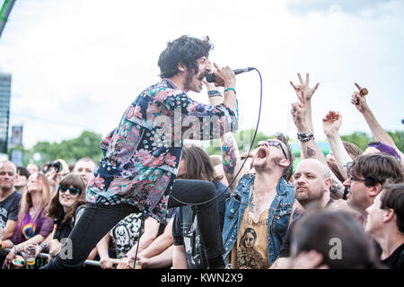 Die englische Rockband Turbowolf führt ein Live Konzert bei der Summer Stage im Barclaycard britischen Sommer Festival 2014 am Hyde Park, London. Hier Sänger Chris Georgiadis wird dargestellt, auf den Auftritt. De 04.07.2014. Stockfoto