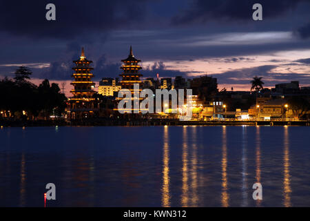 Pagoden Drache und Tiger auf der Bank von Lotus Teich in der Nacht in Kaohsiung, Taiwan Stockfoto