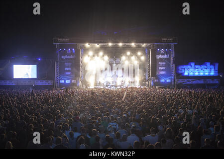 Der Bereich vor der Bühne ist mit aufgeregten Gäste des Festivals und hip-hop Fans, zeigte das Konzert mit dem bekannten deutschen Rapper Casper zu beobachten. Deutschland 2013. Stockfoto