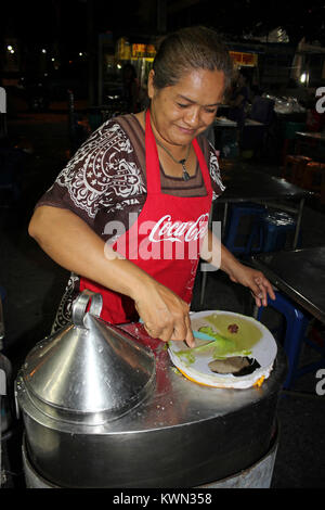 Thai Frau Kochen eine Wüste Süße Pfannkuchen - Roti Sai Mai in Ayutthaya, Thailand Stockfoto